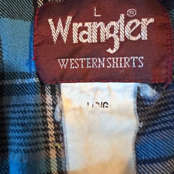 Wrangler Pearl Snap Button up in blue plaid- Size Large - Picture 4 of 4